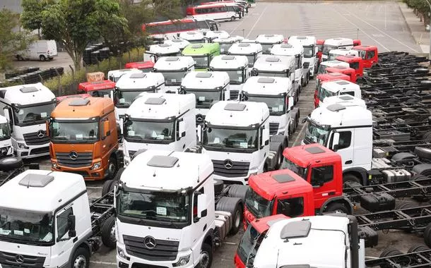 Caminhões no pátio da Mercedes-Benz do Brasil em São Bernardo do Campo.
