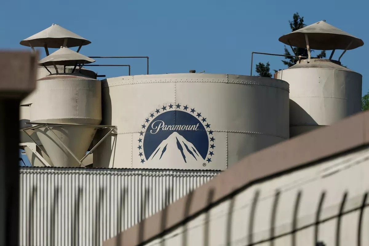 O logotipo da Paramount é exibido em uma estrutura no complexo de estúdios da Paramount em Hollywood, Los Angeles, Califórnia, Estados Unidos, em 26 de fevereiro de 2026