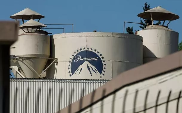 O logotipo da Paramount é exibido em uma estrutura no complexo de estúdios da Paramount em Hollywood, Los Angeles, Califórnia, Estados Unidos, em 26 de fevereiro de 2026