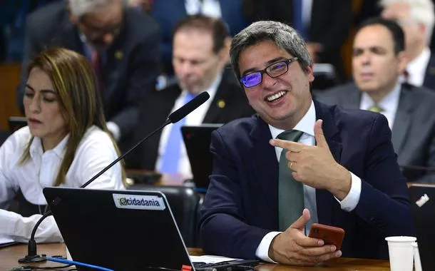 Em pronunciamento, à bancada, senador Carlos Portinho (PL-RJ)