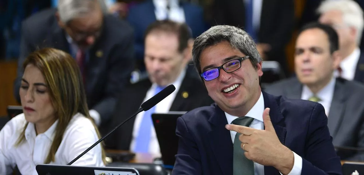 Em pronunciamento, à bancada, senador Carlos Portinho (PL-RJ)