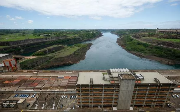 Hidrelétrica de Itaipu vista do lado paraguaio da usina