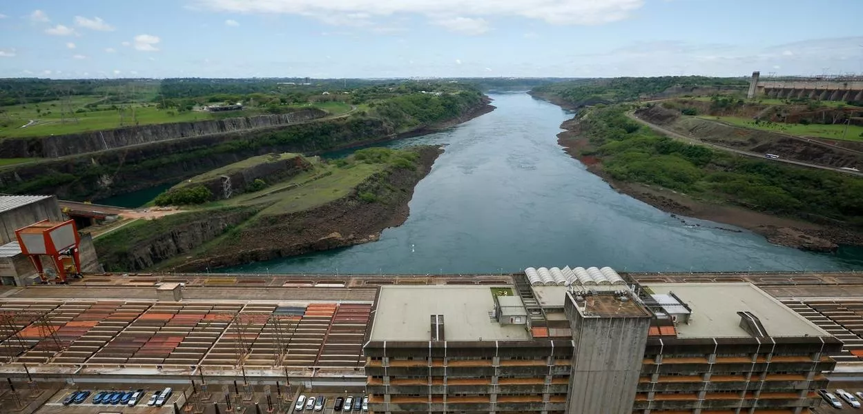 Hidrelétrica de Itaipu vista do lado paraguaio da usina