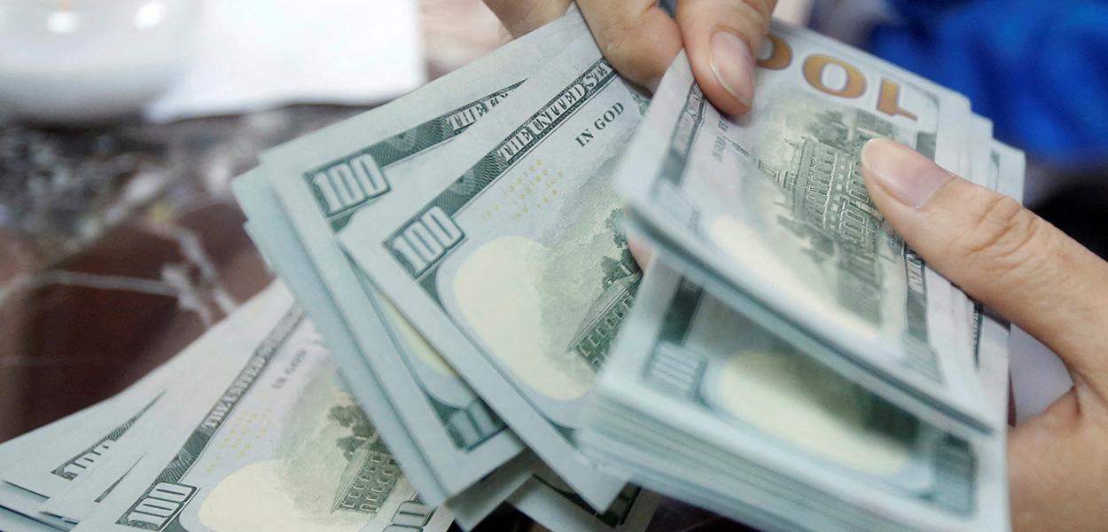 Dólar reage a tensão global e fecha em avanço
