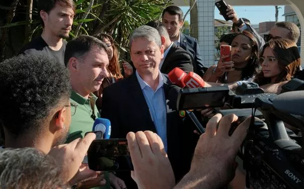 O governador de São Paulo, Tarcísio de Freitas, e o senador Flávio Bolsonaro falam à imprensa após visita a Jair Bolsonaro, em Brasília
29/09/2025
REUTERS/Diego Herculano