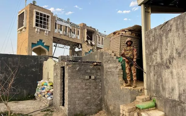 Um soldado do Exército está em um posto no Portão da Amizade, após trocas de tiros entre forças do Paquistão e do Afeganistão, na passagem de fronteira entre os dois países, em Chaman, Paquistão, em 27 de fevereiro de 2026
