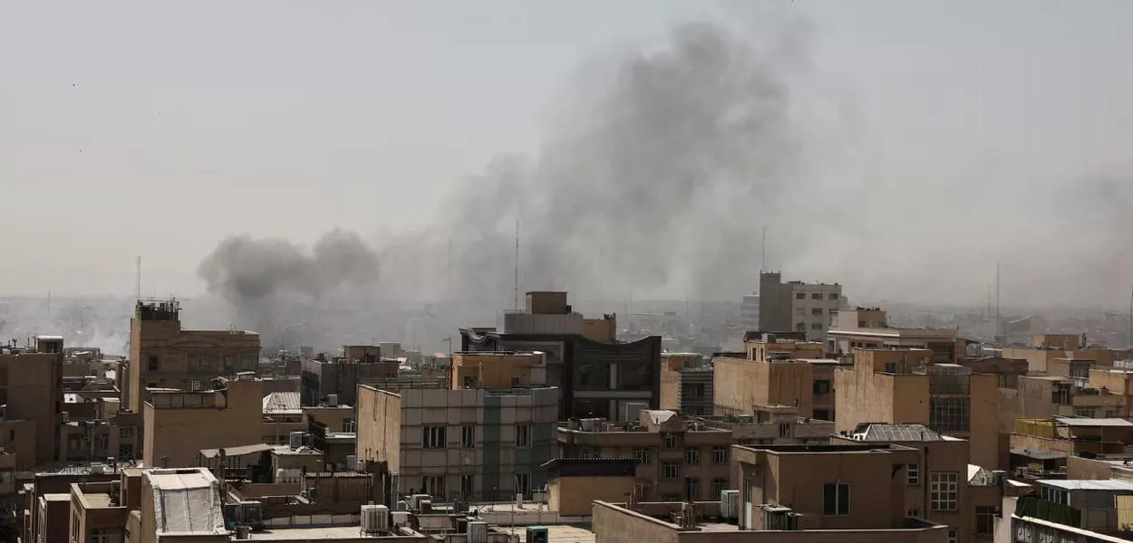 Fumaça sobe após uma explosão, depois que Israel e os EUA lançaram ataques contra o Irã, em Teerã, Irã, 28 de fevereiro de 2026. 