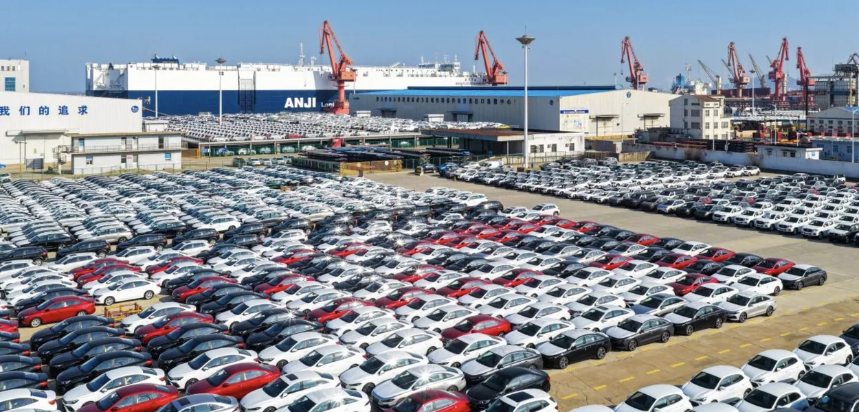 Automóveis chineses aguardam embarque para exportação no porto de Lianyungang, província de Jiangsu, no leste da China