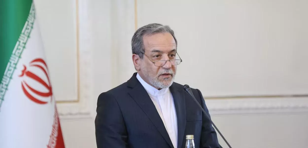 O ministro das Relações Exteriores do Irã, Abbas Araghchi, discursa durante uma coletiva de imprensa conjunta com o ministro das Relações Exteriores da Rússia, Sergei Lavrov, em Teerã, Irã, em 25 de fevereiro de 2025. 