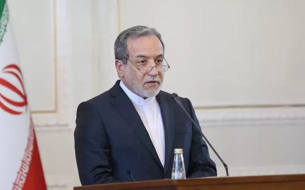 O ministro das Relações Exteriores do Irã, Abbas Araghchi, discursa durante uma coletiva de imprensa conjunta com o ministro das Relações Exteriores da Rússia, Sergei Lavrov, em Teerã, Irã, em 25 de fevereiro de 2025. 