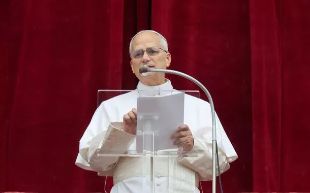 Papa Leão 14 faz a oração do Angelus da sacada da Basílica de São Pedro, no Vaticano
06/01/2026 REUTERS/Yara Nardi