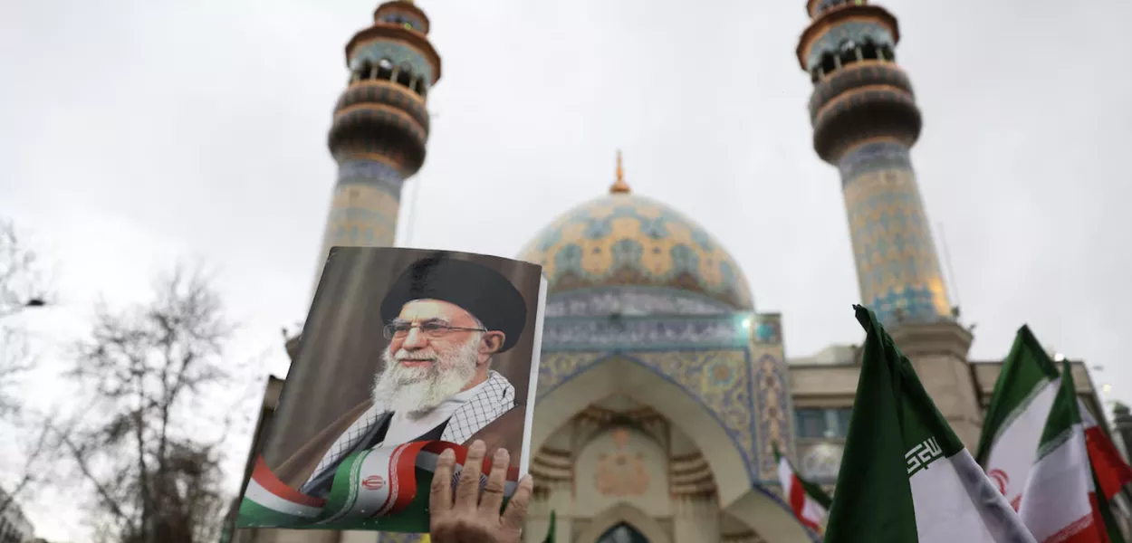 Uma pessoa segura uma imagem do líder supremo do Irã, aiatolá Ali Khamenei, durante manifestação de iranianos em protesto contra os ataques dos EUA e de Israel, em Teerã, Irã, 28 de fevereiro de 2026