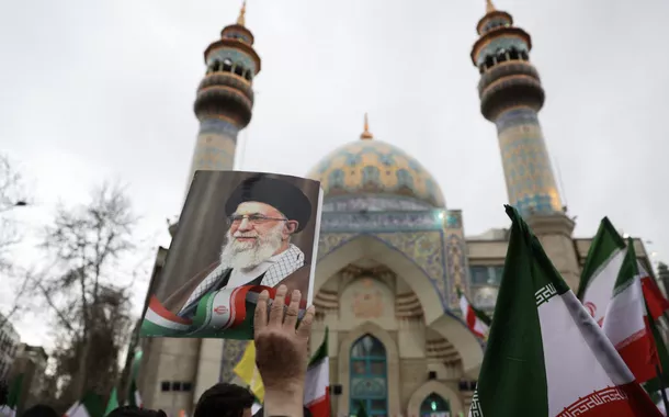 Uma pessoa segura uma imagem do líder supremo do Irã, aiatolá Ali Khamenei, durante manifestação de iranianos em protesto contra os ataques dos EUA e de Israel, em Teerã, Irã, 28 de fevereiro de 2026