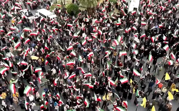 Iranianos protestam em Teerã contra ataques de EUA e Israel que deixam ao menos 201 mortos