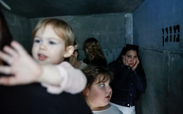 Pessoas em abrigo antibomba em Tel Aviv