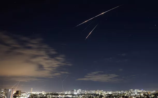 Defesas antiaéreas israelenses tentam interceptar mísseis lançados do Irã