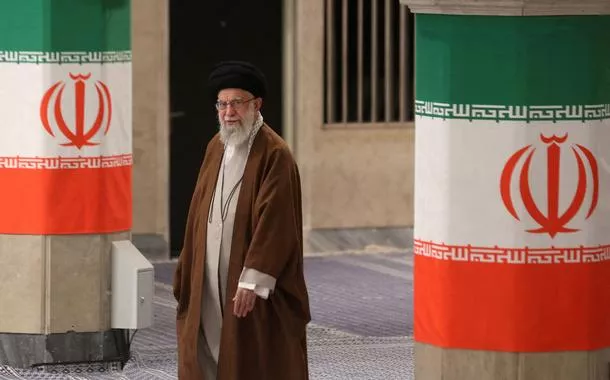 Assassinato de Khamenei traz o risco de uma guerra global, diz Jeffrey Sachs