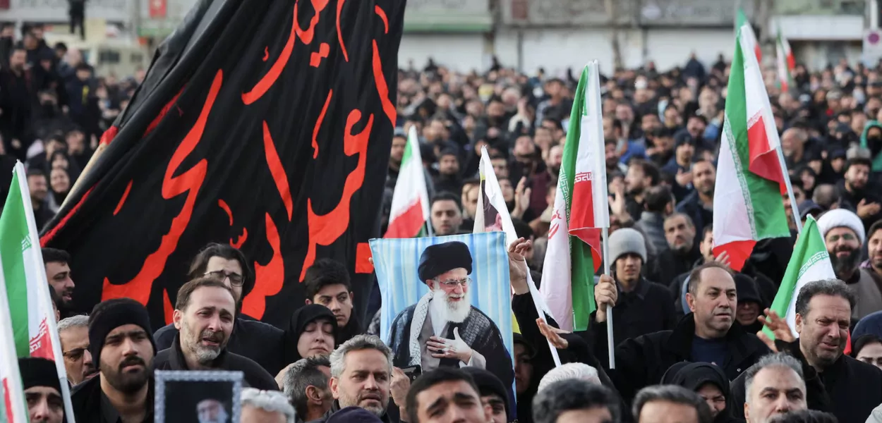 Manifestantes protestam contra assassinato do aiatolá Ali Khamenei em Teerã