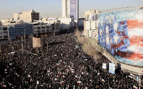 Em retaliação, IRGC lança mísseis balísticos contra porta-aviões dos EUA