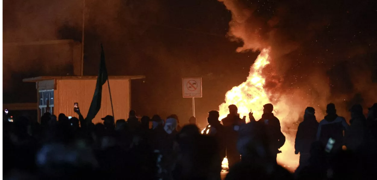 Iraquianos saem às ruas em solidariedade ao Irã