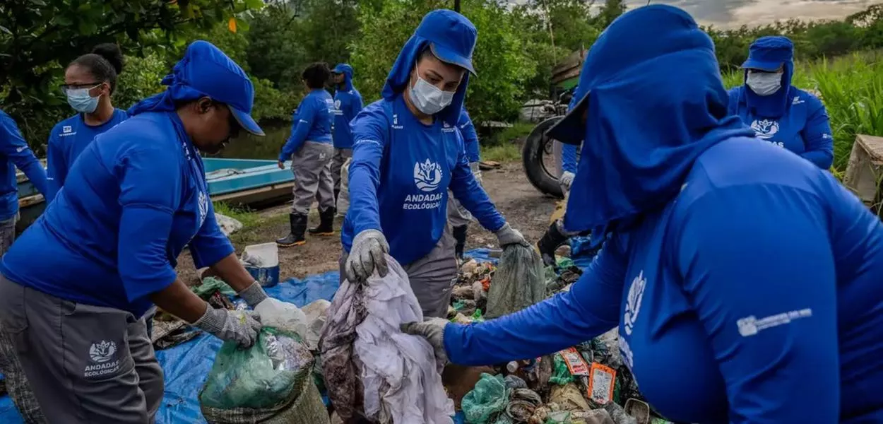 Coleta de lixo promovida pelo grupo Andadas Ecológicas