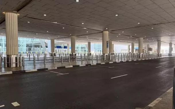 Aeroporto de Dubai, um dos mais movimentados do mundo, amanhece vazio