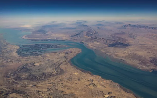 Irã confirma fechamento de Ormuz e diz que qualquer navio que tentar passar será alvejado