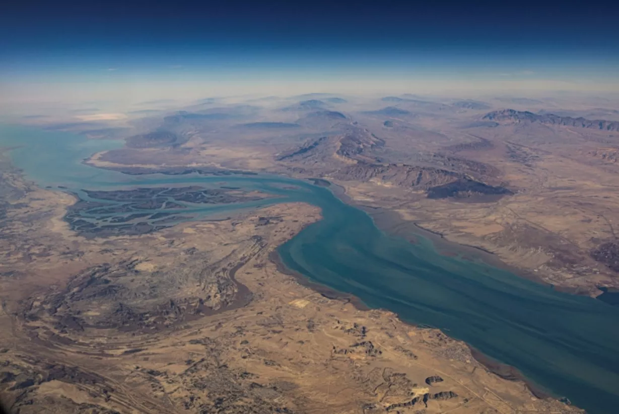 Economist já projeta recessão global em razão do fechamento de Ormuz