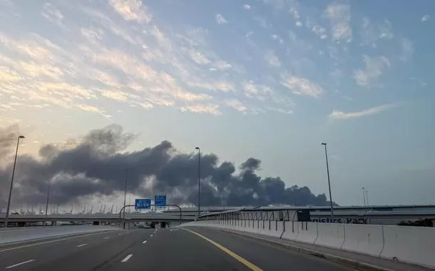 Fumaça sobe do porto de Jebel Ali após ataque iraniano, após ataques dos Estados Unidos e de Israel contra o Irã, em Dubai, Emirados Árabes Unidos, 1º de março de 2026