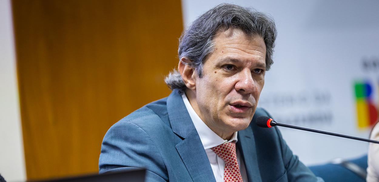 Cover image for Os Bolsonaro continuam jogando contra o país, diz Haddad