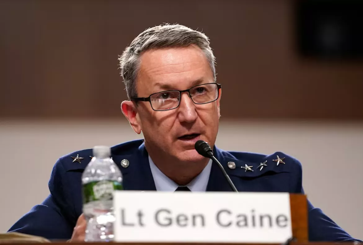 O tenente-general do Exército dos EUA, John Daniel Caine, indicado pelo presidente Donald Trump para o cargo de chefe do Estado-Maior Conjunto, participa de uma audiência de confirmação no Comitê de Serviços Armados do Senado dos EUA, no Capitólio, em Washington, DC, EUA, em 1º de abril de 2025