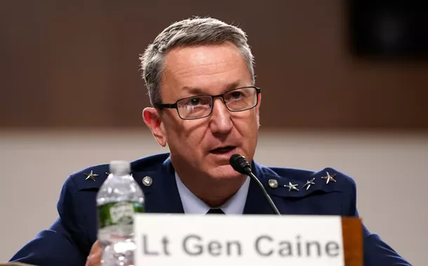 O tenente-general do Exército dos EUA, John Daniel Caine, indicado pelo presidente Donald Trump para o cargo de chefe do Estado-Maior Conjunto, participa de uma audiência de confirmação no Comitê de Serviços Armados do Senado dos EUA, no Capitólio, em Washington, DC, EUA, em 1º de abril de 2025