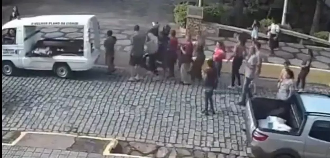 Imagens que circulam nas redes sociais mostram o momento em que dois homens chegam ao local em uma motocicleta e avançam sobre o cortejo