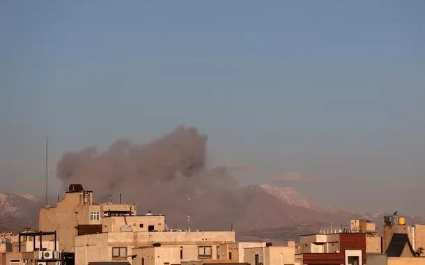 Fumaça sobe após uma explosão, depois que Israel e os Estados Unidos lançaram ataques contra o Irã, em Teerã, Irã, em 3 de março de 2026