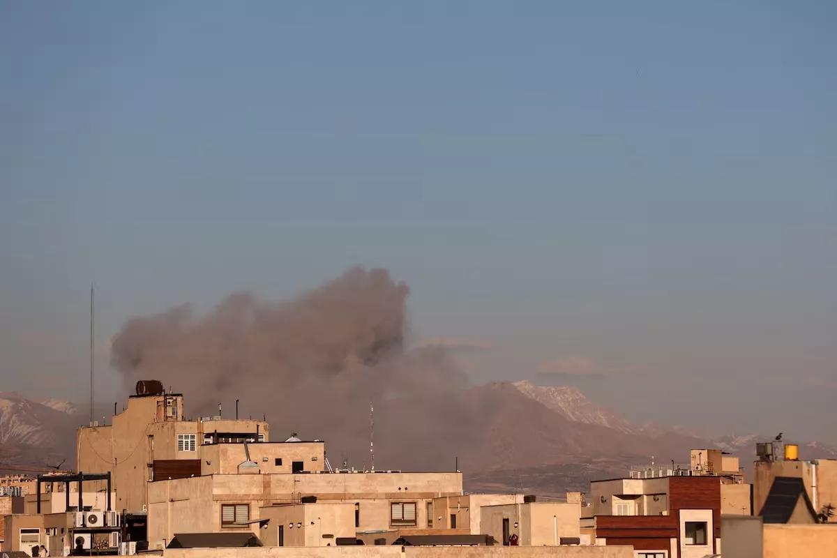 Fumaça sobe após uma explosão, depois que Israel e os Estados Unidos lançaram ataques contra o Irã, em Teerã, Irã, em 3 de março de 2026