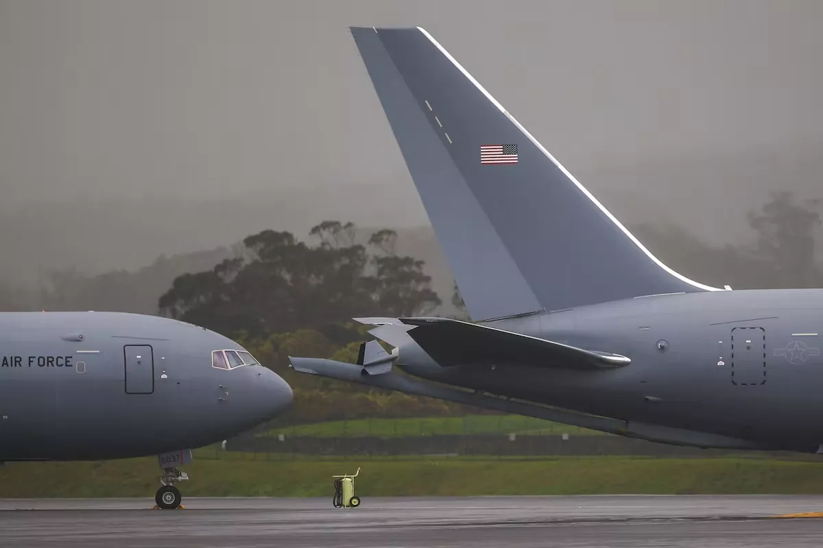 Aviões militares estadunidenses no pátio da Base Aérea das Lajes, na ilha Terceira, Açores, Portugal, 21 de fevereiro de 2026