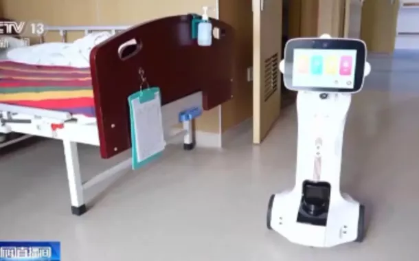 Robô branco patrulha entre os quartos de uma instituição de cuidados em Jiangsu, na China