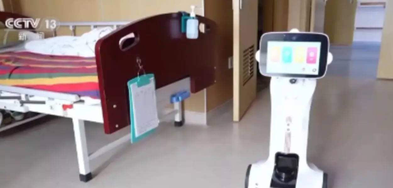 Robô branco patrulha entre os quartos de uma instituição de cuidados em Jiangsu, na China