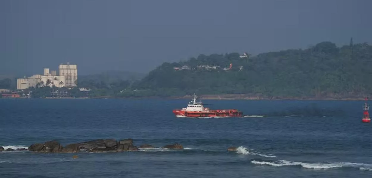 Uma embarcação navega próximo à costa de Galle após ataque de submarino a navio iraniano nas proximidades do Sri Lanka