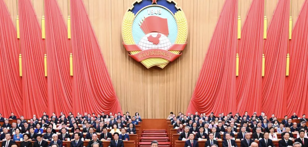 A quarta sessão do 14º Comitê Nacional da Conferência Consultiva Política do Povo Chinês (CCPPC) foi aberta no Grande Salão do Povo, em Pequim, em 4 de março de 2026. O presidente Xi Jinping tomou assento na tribuna ao lado dos demais líderes Li Qiang, Zhao Leji, Cai Qi, Ding Xuexiang, Li Xi e Han Zheng.