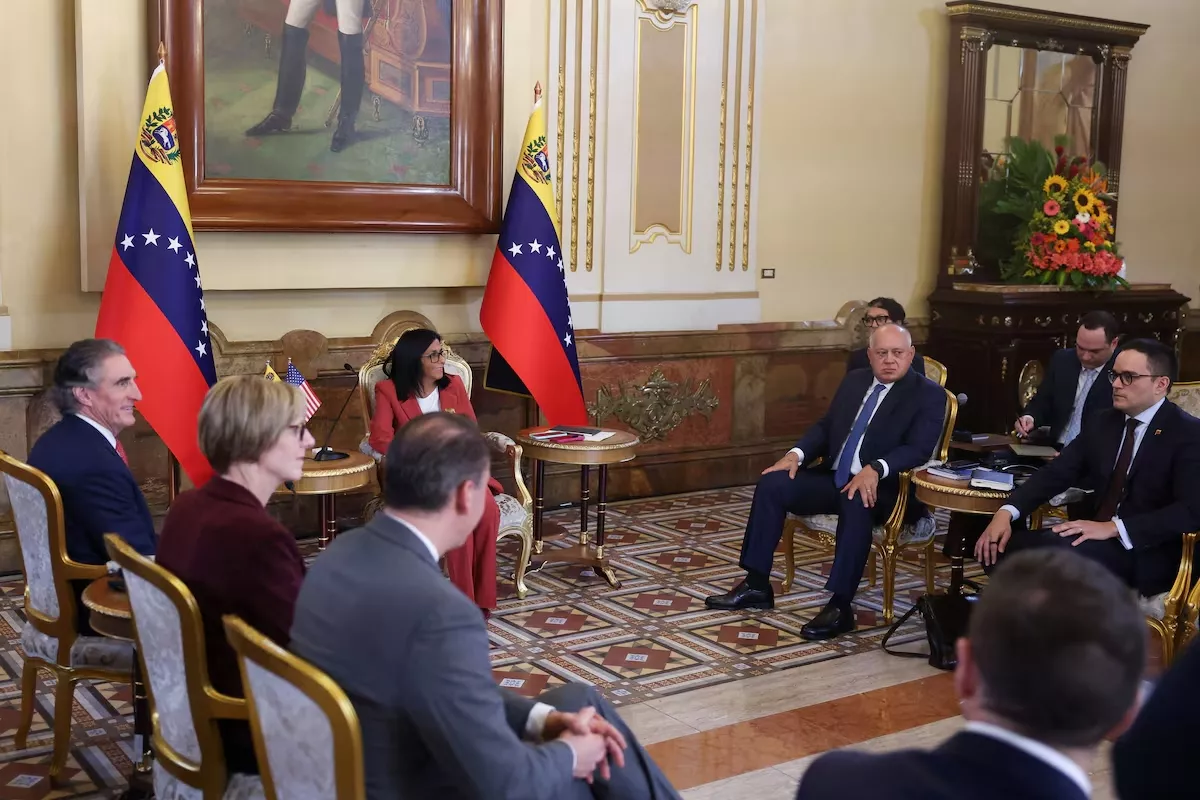 La presidenta interina de Venezuela, Delcy Rodríguez, se reúne con el secretario del Interior de Estados Unidos, Doug Burgum, con el ministro del Interior venezolano, Diosdado Cabello, presente en la sala, en Caracas, Venezuela, el 4 de marzo de 2026.