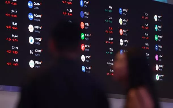 Pessoas observam painel com cotações de ações da bolsa de São Paulo
05/08/2024
