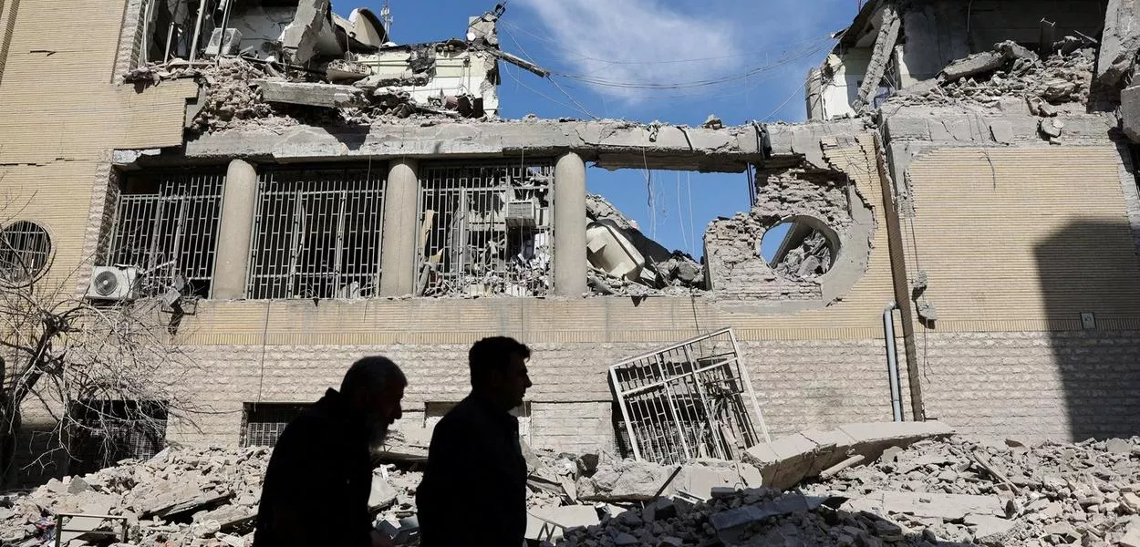 Pessoas em frente a prédios danificados após ataque a delegacia de polícia em Teerã, Irã
4 de março de 2026
Majid Asgaripour/WANA via REUTERS