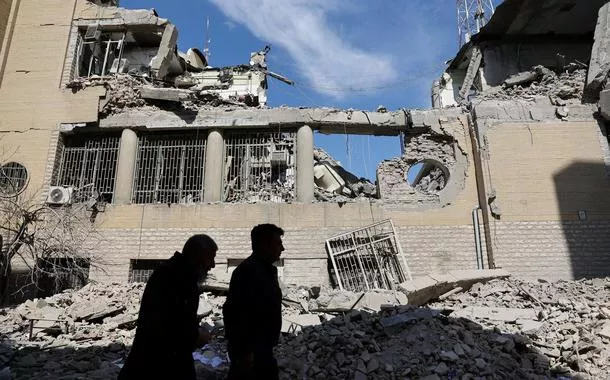 Pessoas em frente a prédios danificados após ataque a delegacia de polícia em Teerã, Irã
4 de março de 2026
Majid Asgaripour/WANA via REUTERS