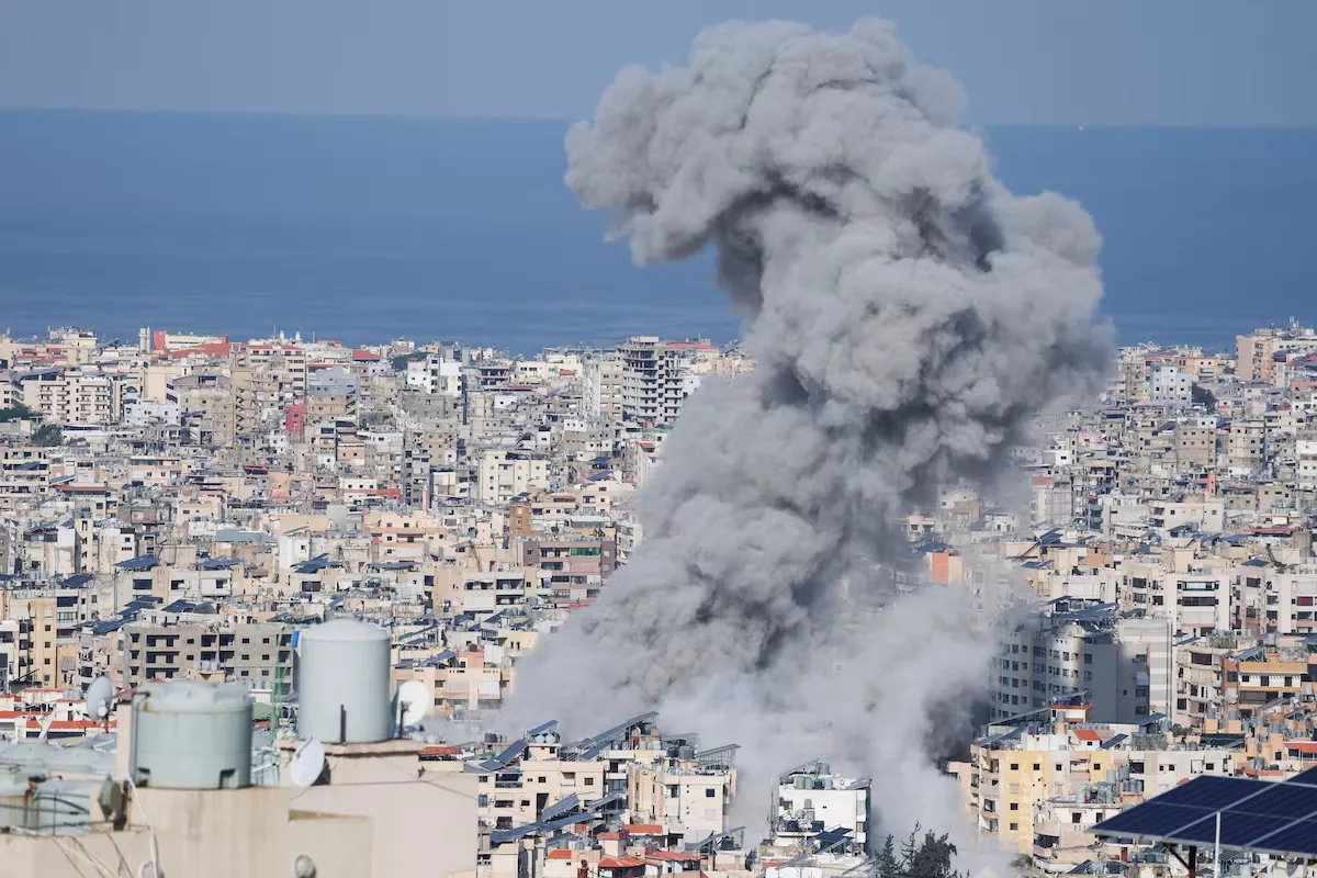 Fumaça sobe após ataque israelense aos subúrbios sul de Beirute,  4 de março de 2026