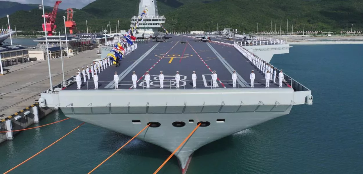 Porta-aviões chinês Fujian