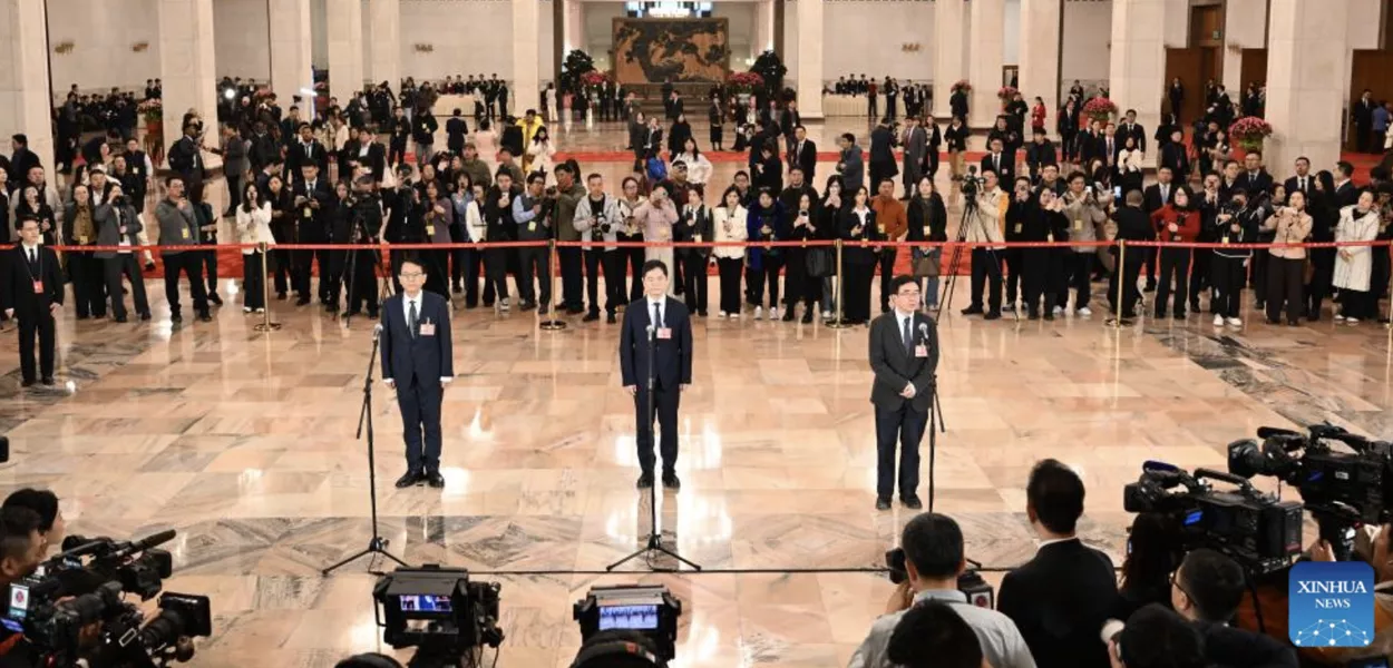 Membros da CCPPC concedem entrevista em grupo antes da sessão anual
