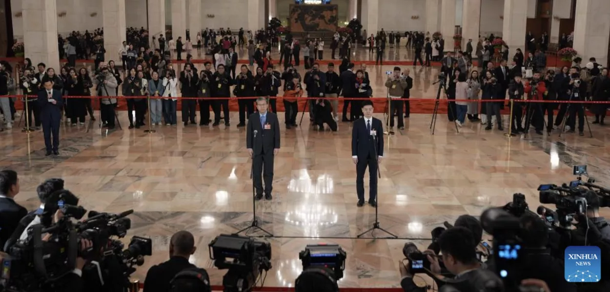 Deputados da APN concedem entrevista em grupo antes da sessão anual