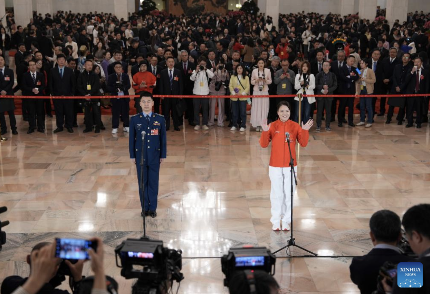 Deputados da APN concedem entrevista em grupo antes da sessão anual