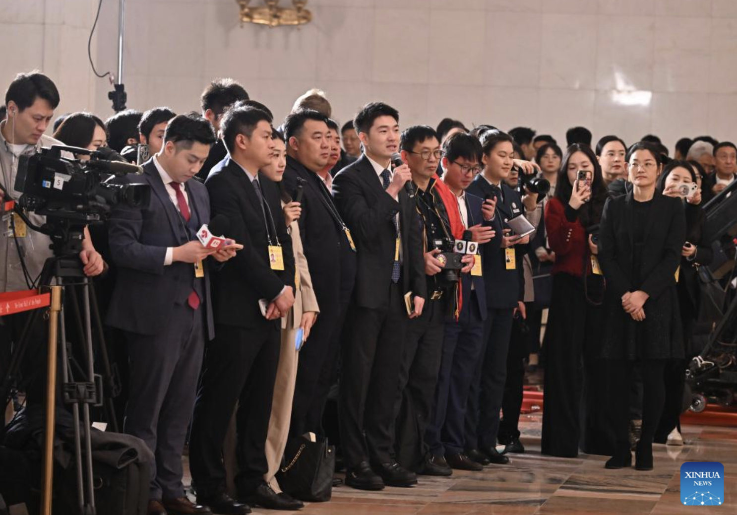 Deputados da APN concedem entrevista em grupo antes da sessão anual
